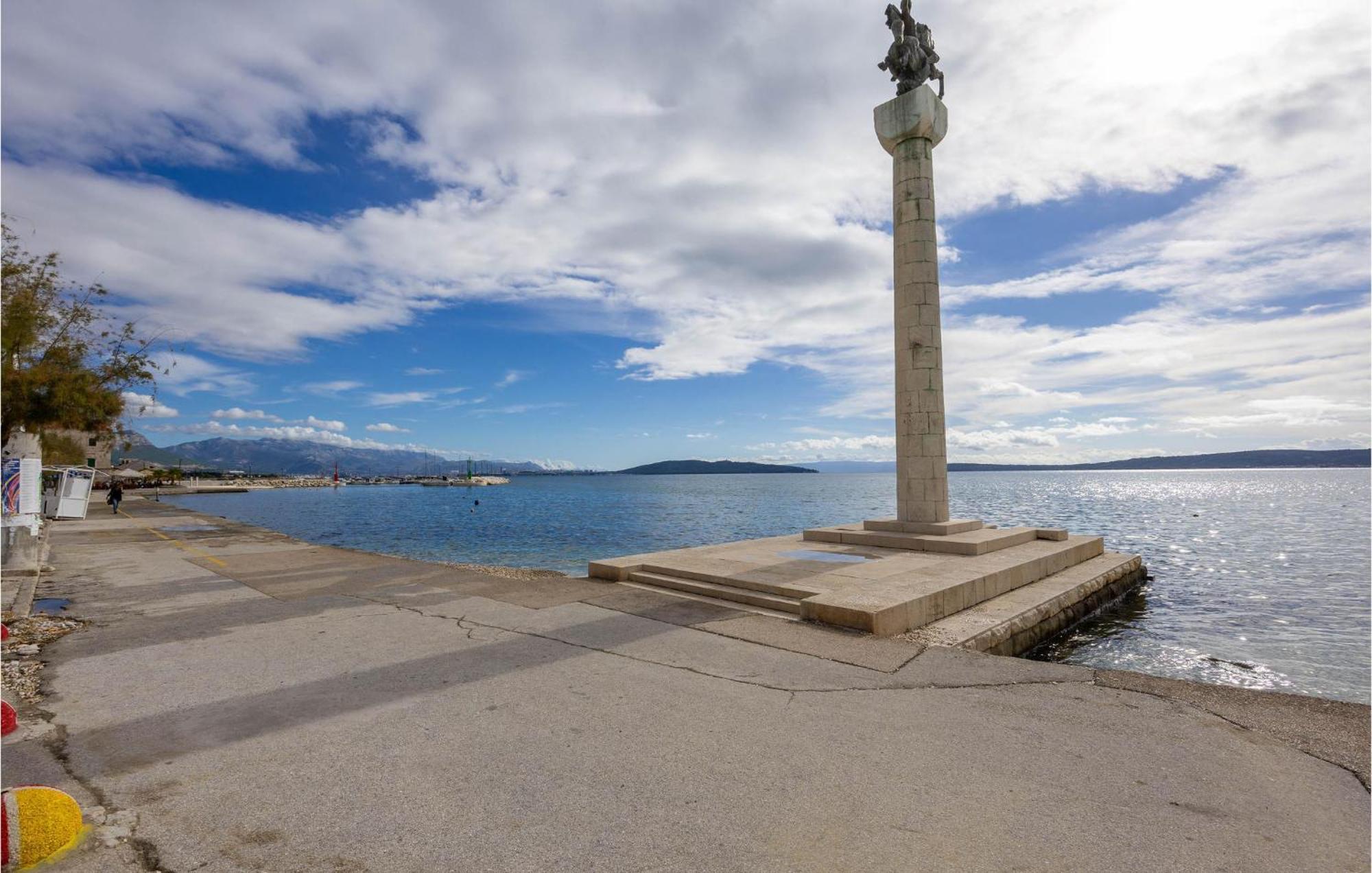 Stunning Apartment In Kastel Novi With Jacuzzi Kaštela Exterior foto